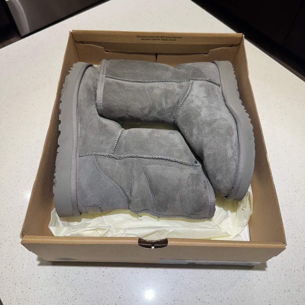 UGG - Women’s Classic Short II - Size 9 Gray